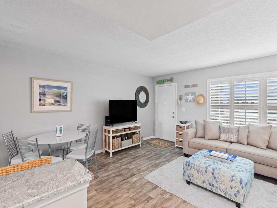 待售: $174,900 (1 贝兹, 1 浴室, 695 平方英尺)