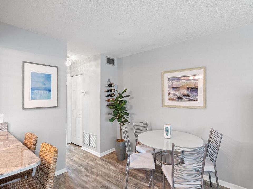 待售: $174,900 (1 贝兹, 1 浴室, 695 平方英尺)