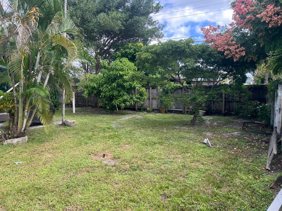 For Sale: $559,999 (4 beds, 2 baths, 2006 Square Feet)