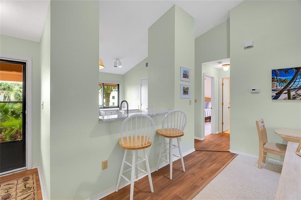 На продажу: $239,000 (2 спален, 2 ванн, 1060 Квадратных фут)