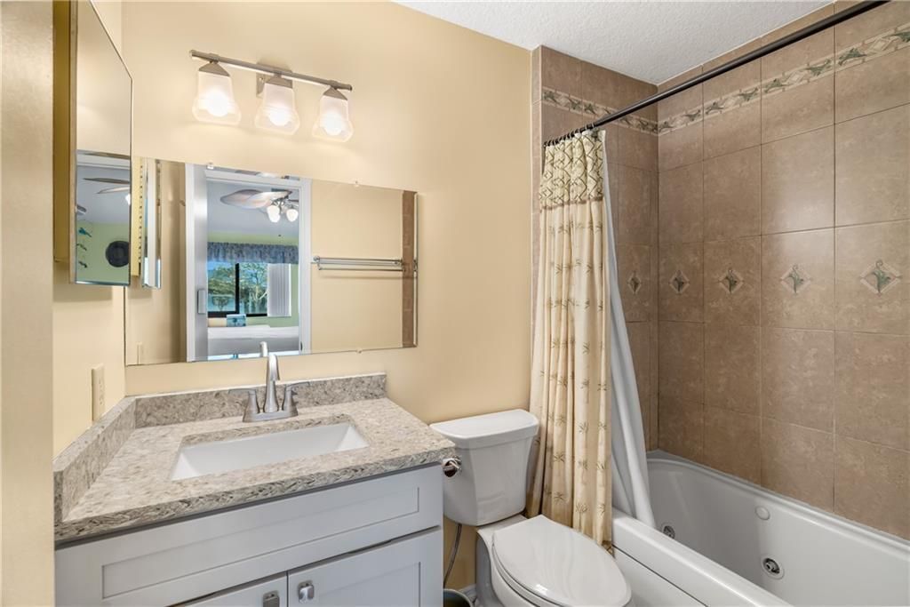 На продажу: $239,000 (2 спален, 2 ванн, 1060 Квадратных фут)