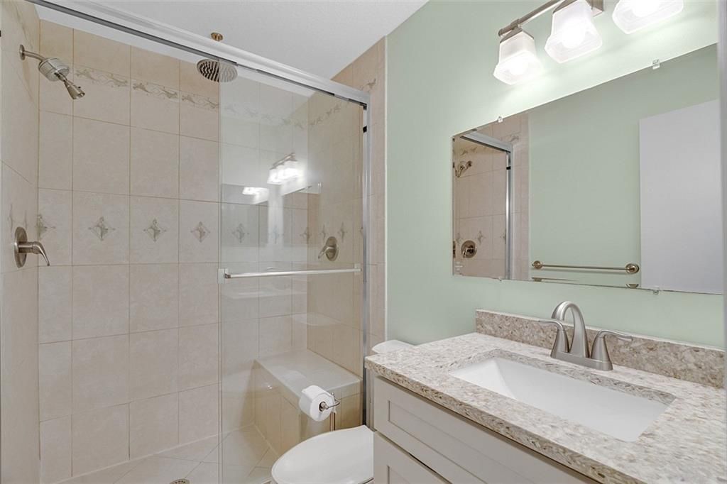 На продажу: $239,000 (2 спален, 2 ванн, 1060 Квадратных фут)