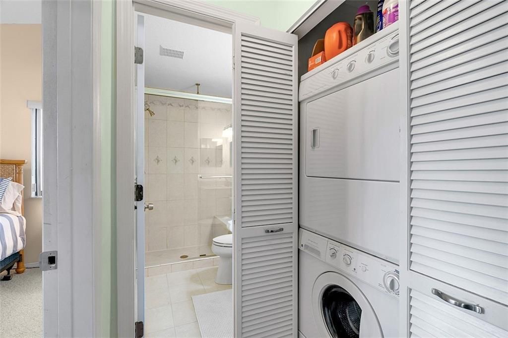 На продажу: $239,000 (2 спален, 2 ванн, 1060 Квадратных фут)