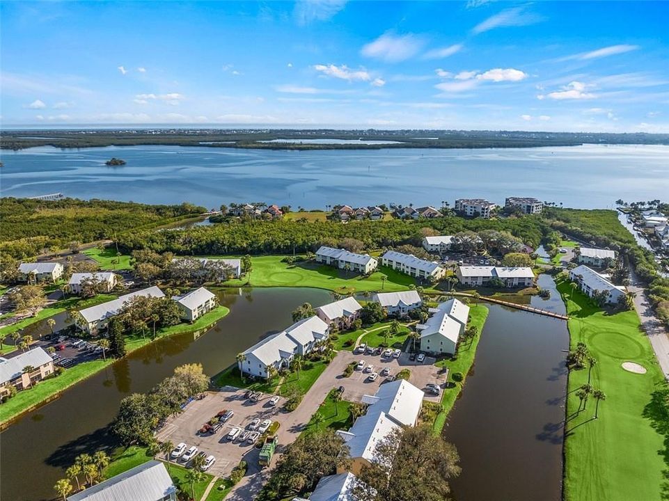 На продажу: $239,000 (2 спален, 2 ванн, 1060 Квадратных фут)