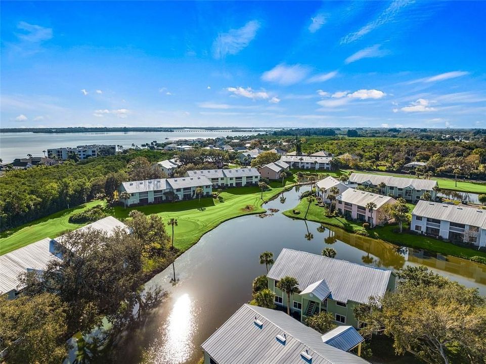 На продажу: $239,000 (2 спален, 2 ванн, 1060 Квадратных фут)