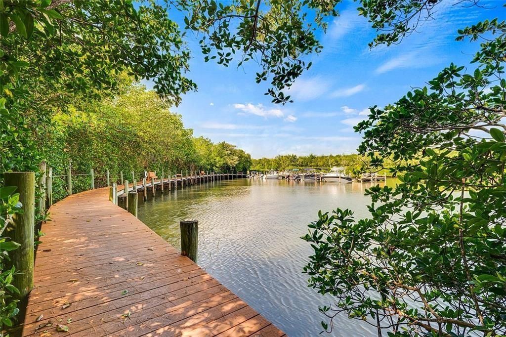 На продажу: $239,000 (2 спален, 2 ванн, 1060 Квадратных фут)