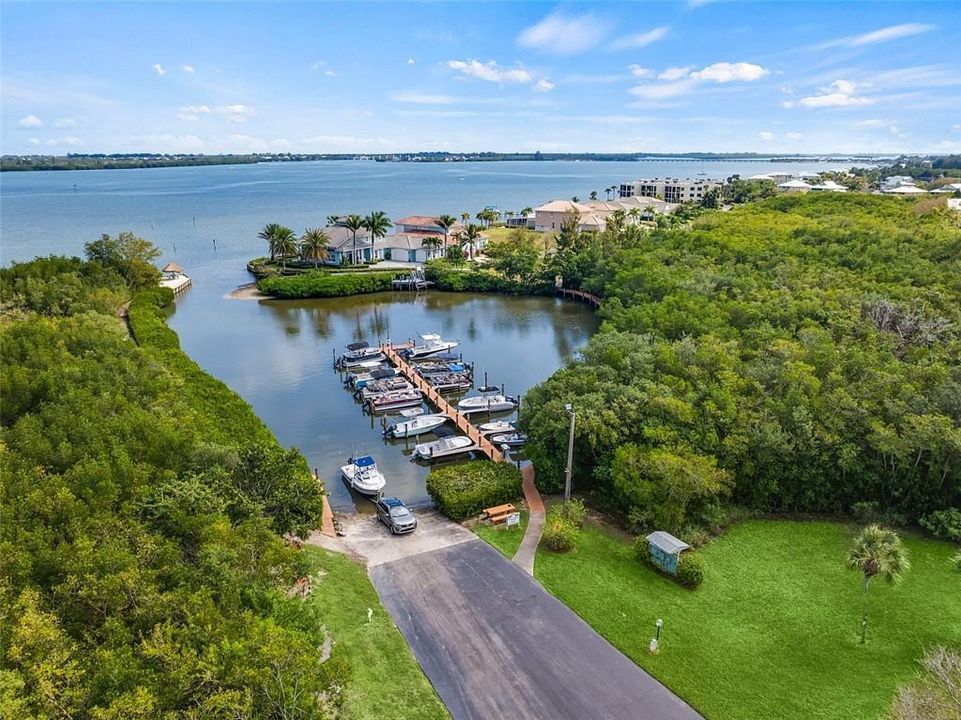 На продажу: $239,000 (2 спален, 2 ванн, 1060 Квадратных фут)