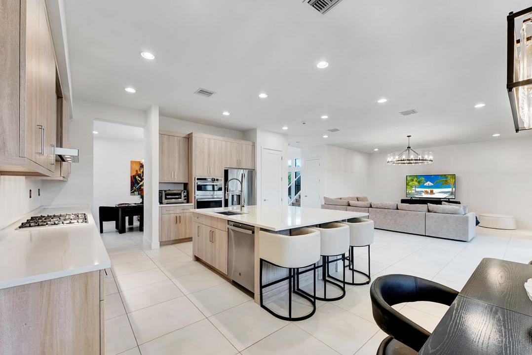 Active With Contract: $12,000 (5 beds, 7 baths, 4605 Square Feet)