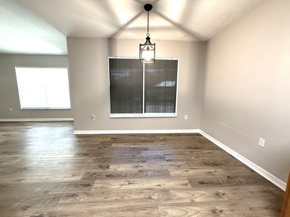 For Sale: $345,000 (3 beds, 2 baths, 1194 Square Feet)