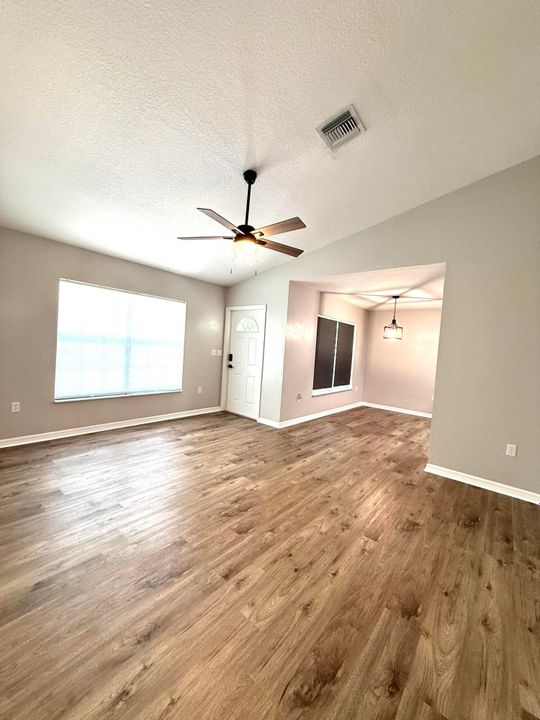 For Sale: $345,000 (3 beds, 2 baths, 1194 Square Feet)