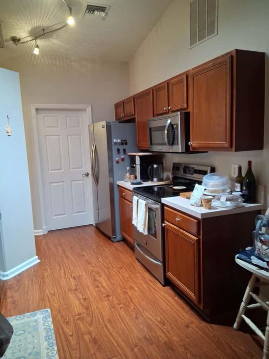 For Rent: $900 (1 beds, 1 baths, 180 Square Feet)