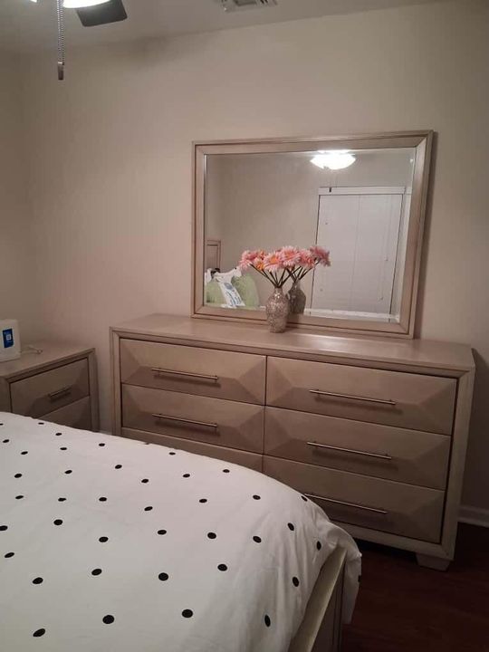 For Rent: $900 (1 beds, 1 baths, 180 Square Feet)