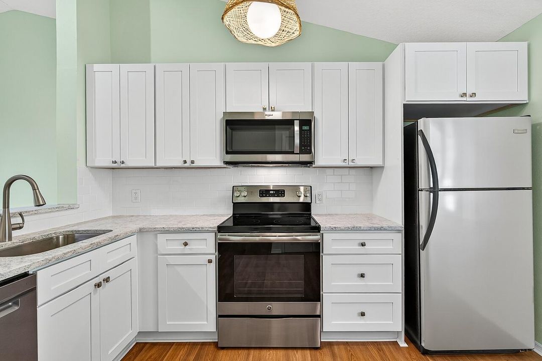 На продажу: $239,000 (2 спален, 2 ванн, 1060 Квадратных фут)