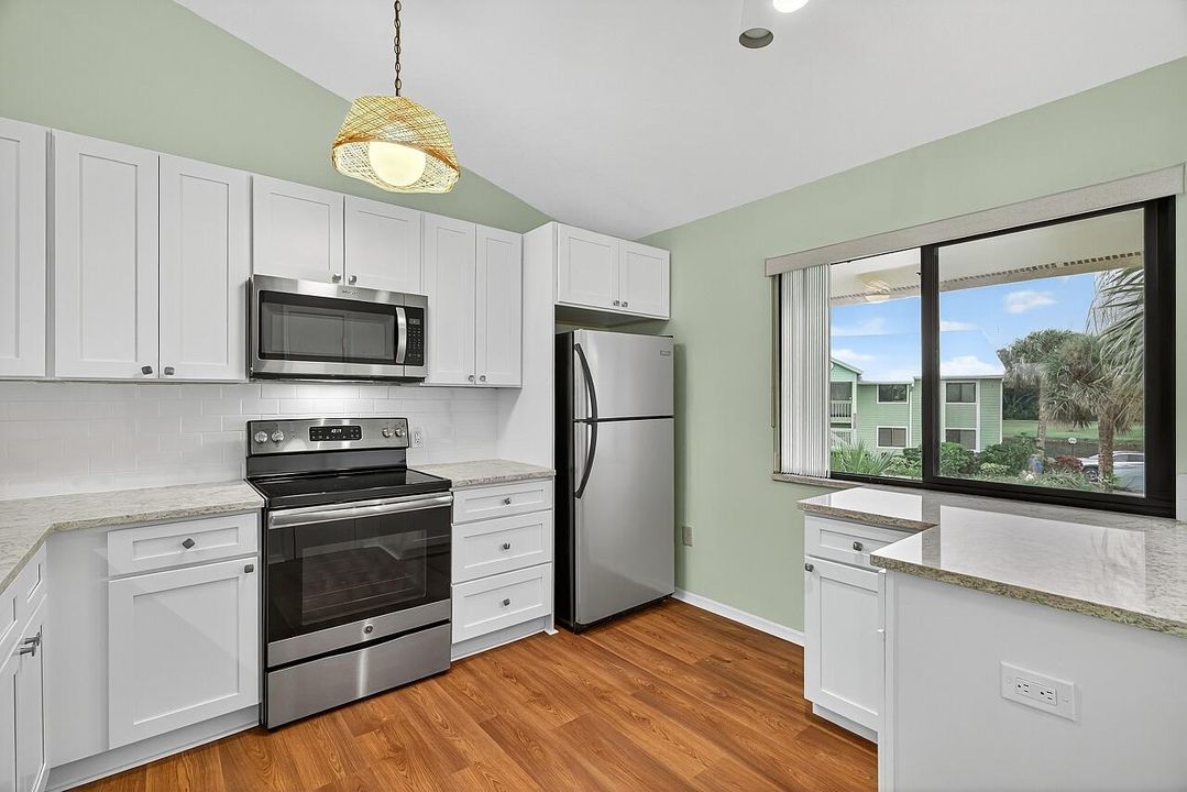 На продажу: $239,000 (2 спален, 2 ванн, 1060 Квадратных фут)