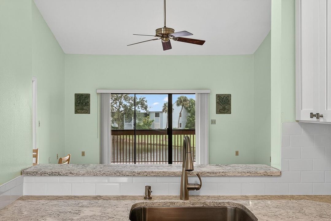 На продажу: $239,000 (2 спален, 2 ванн, 1060 Квадратных фут)