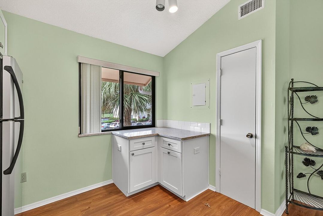 На продажу: $239,000 (2 спален, 2 ванн, 1060 Квадратных фут)