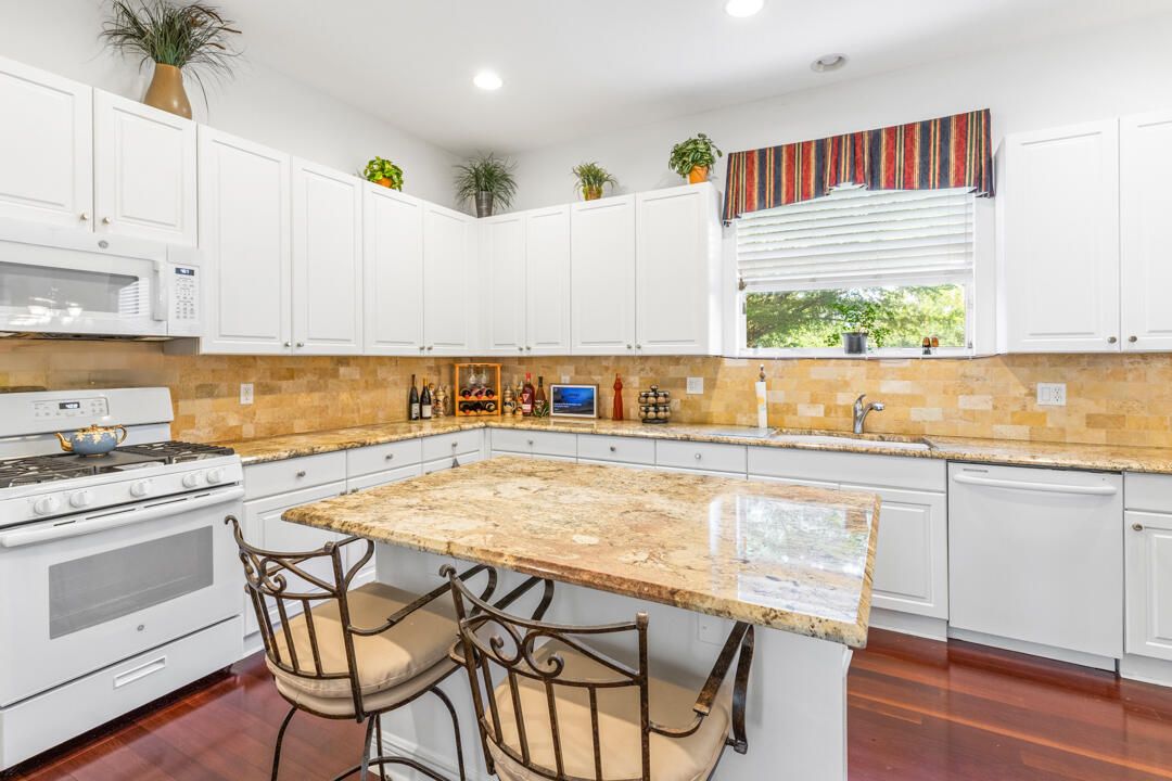 For Sale: $895,000 (5 beds, 3 baths, 3538 Square Feet)