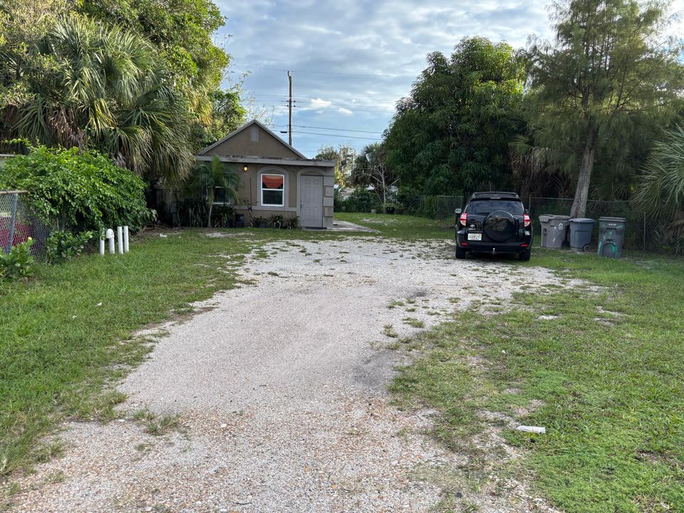 Active With Contract: $300,000 (2 beds, 1 baths, 800 Square Feet)