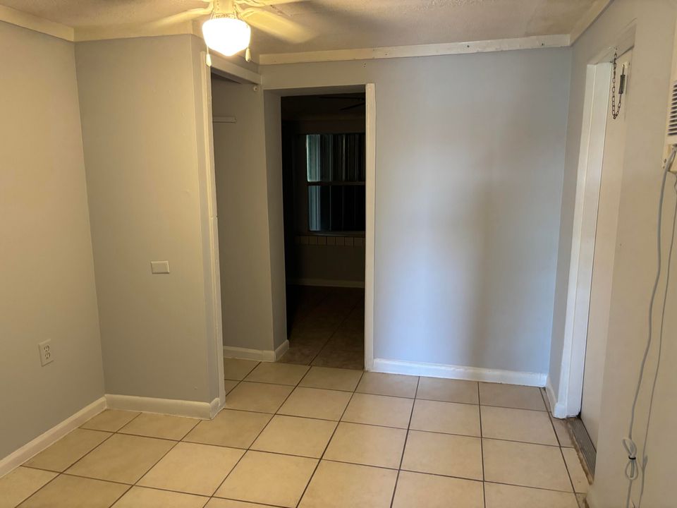 Active With Contract: $300,000 (2 beds, 1 baths, 800 Square Feet)