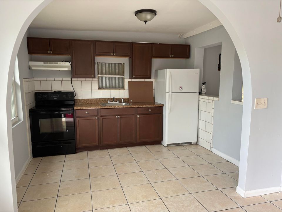 Active With Contract: $300,000 (2 beds, 1 baths, 800 Square Feet)