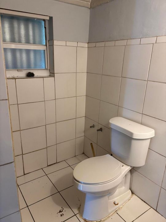 Active With Contract: $300,000 (2 beds, 1 baths, 800 Square Feet)