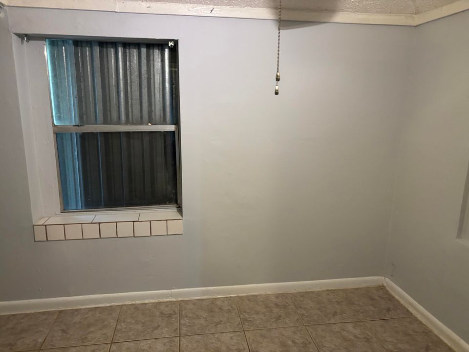 Active With Contract: $300,000 (2 beds, 1 baths, 800 Square Feet)