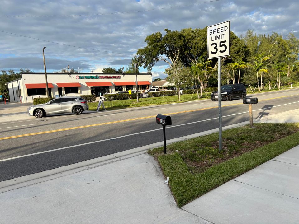 Active With Contract: $300,000 (2 beds, 1 baths, 800 Square Feet)