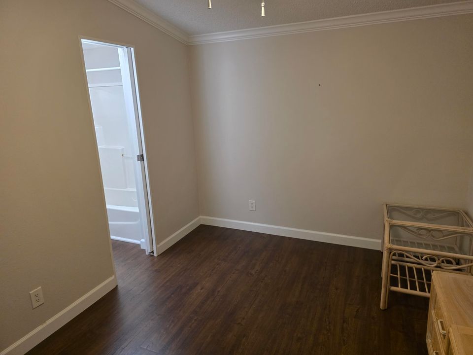 合同活跃: $238,000 (3 贝兹, 2 浴室, 1392 平方英尺)