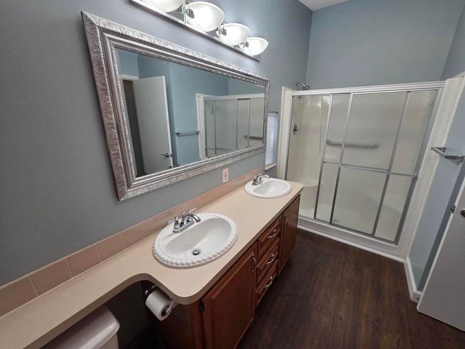 合同活跃: $238,000 (3 贝兹, 2 浴室, 1392 平方英尺)