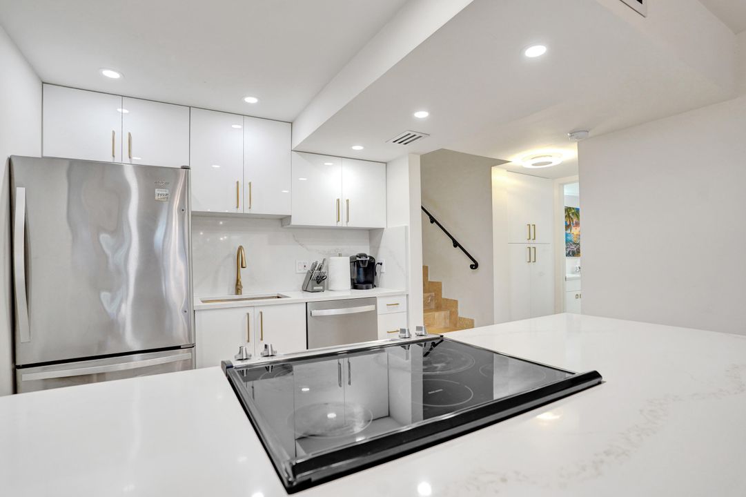 Active With Contract: $3,250 (2 beds, 2 baths, 1175 Square Feet)