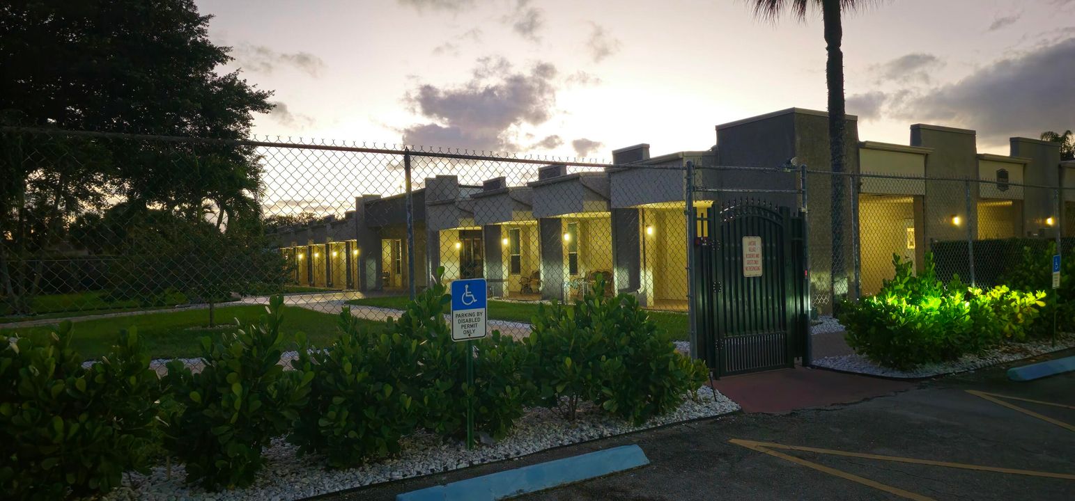 For Sale: $79,900 (1 beds, 1 baths, 901 Square Feet)