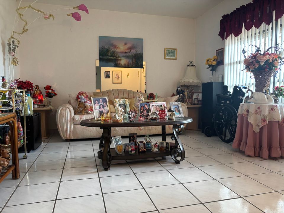 For Sale: $439,000 (3 beds, 2 baths, 1295 Square Feet)