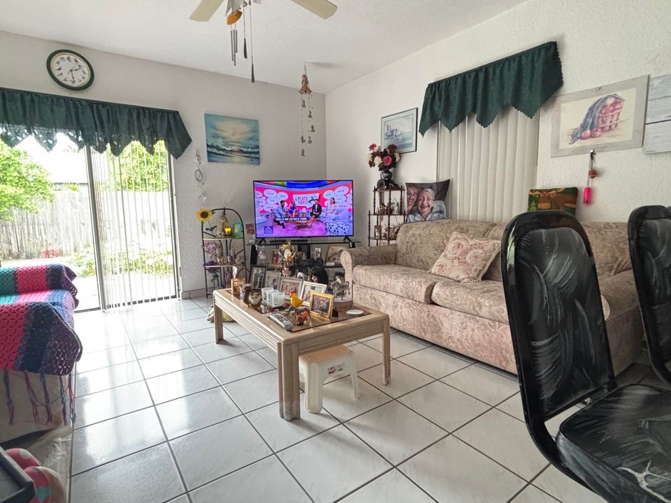 For Sale: $439,000 (3 beds, 2 baths, 1295 Square Feet)