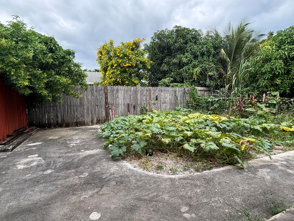 For Sale: $439,000 (3 beds, 2 baths, 1295 Square Feet)