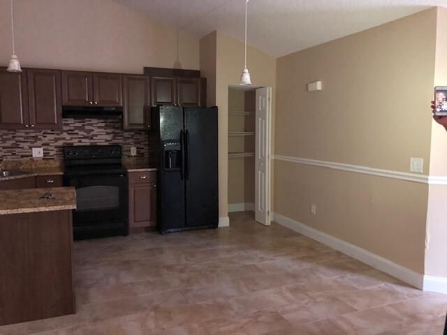 Activo con contrato: $2,800 (3 camas, 2 baños, 1276 Pies cuadrados)