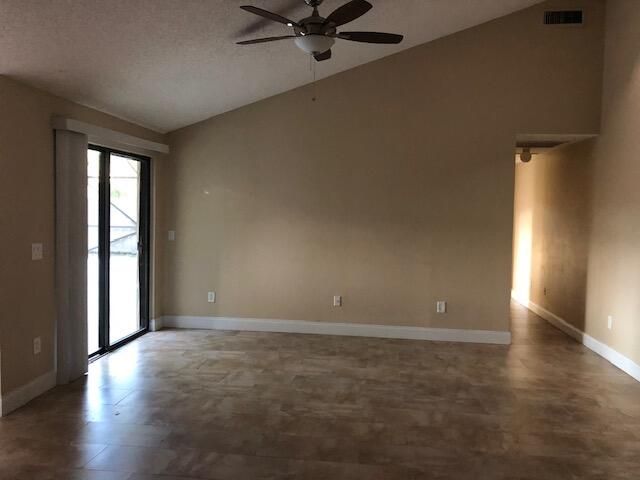 Activo con contrato: $2,800 (3 camas, 2 baños, 1276 Pies cuadrados)