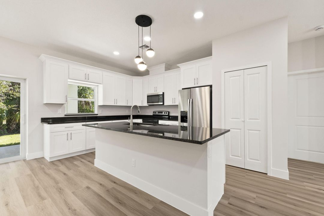 На продажу: $509,900 (4 спален, 2 ванн, 2250 Квадратных фут)