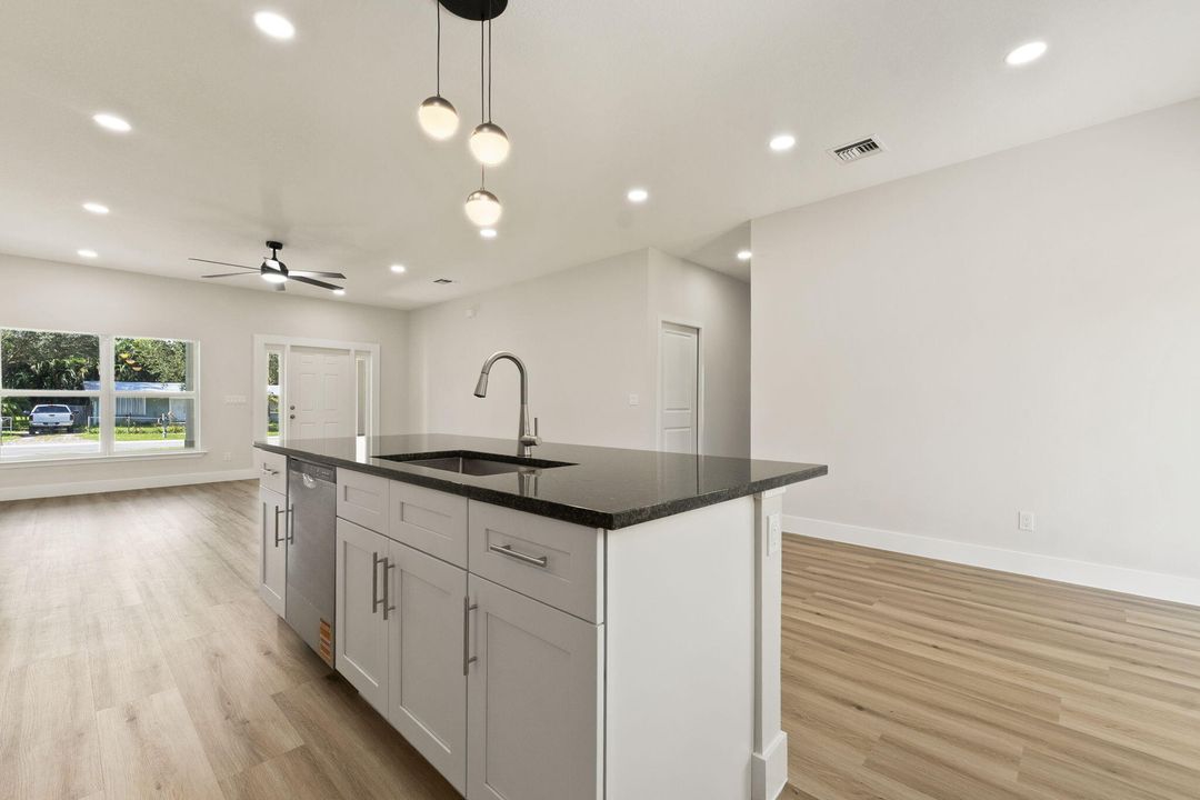 На продажу: $509,900 (4 спален, 2 ванн, 2250 Квадратных фут)