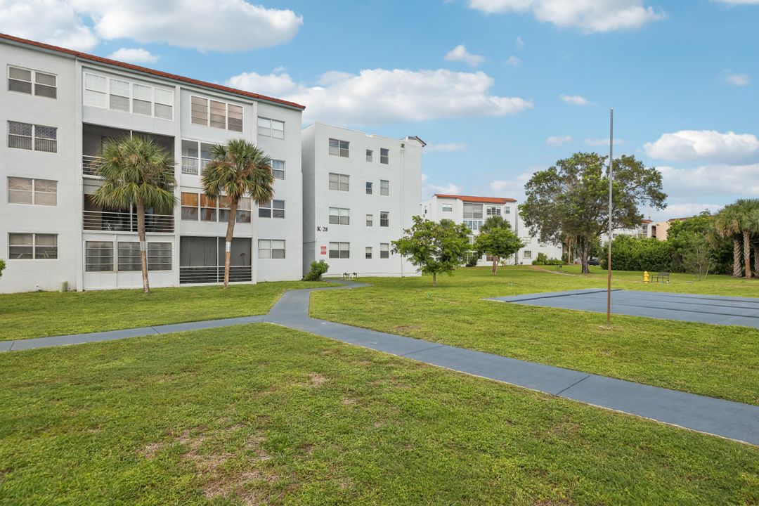 For Sale: $90,000 (2 beds, 2 baths, 1010 Square Feet)