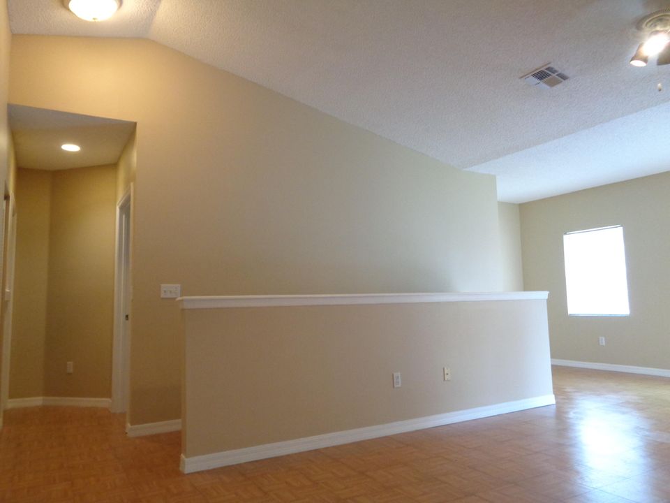 待售: $215,000 (1 贝兹, 1 浴室, 781 平方英尺)