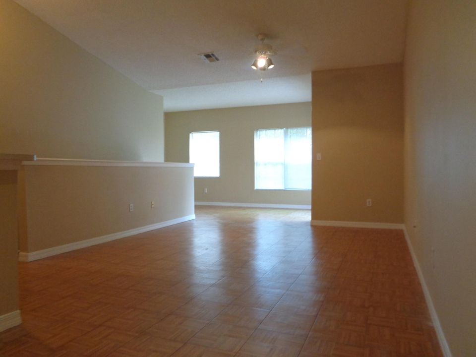 待售: $215,000 (1 贝兹, 1 浴室, 781 平方英尺)