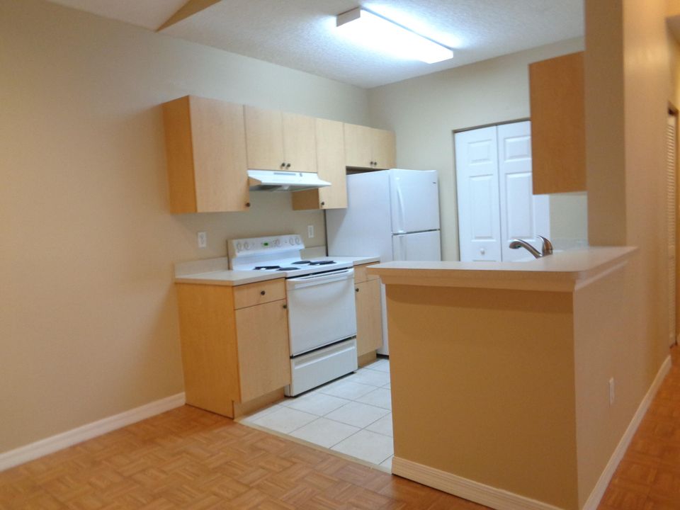 待售: $215,000 (1 贝兹, 1 浴室, 781 平方英尺)