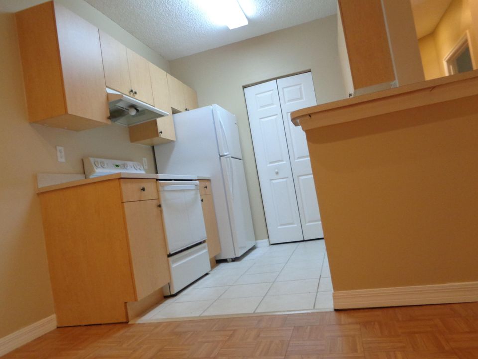 待售: $215,000 (1 贝兹, 1 浴室, 781 平方英尺)