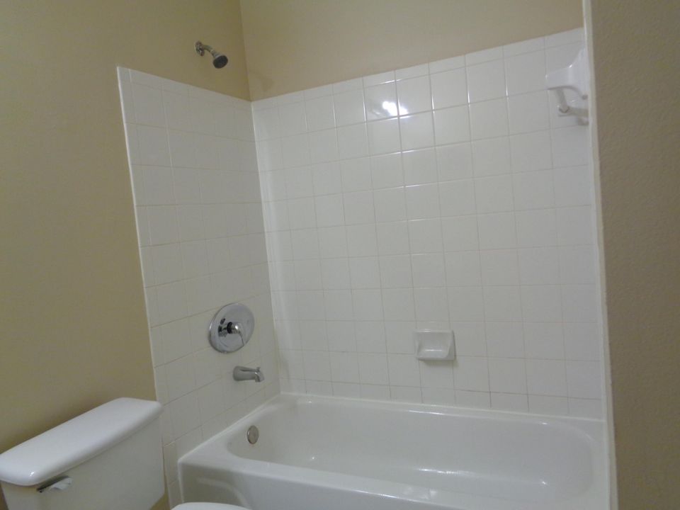 待售: $215,000 (1 贝兹, 1 浴室, 781 平方英尺)