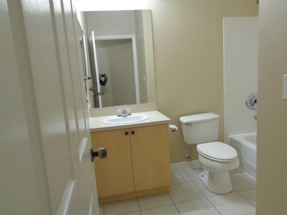 待售: $215,000 (1 贝兹, 1 浴室, 781 平方英尺)