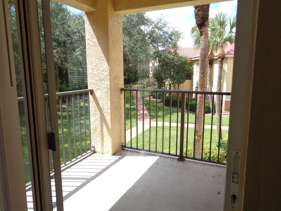 待售: $215,000 (1 贝兹, 1 浴室, 781 平方英尺)