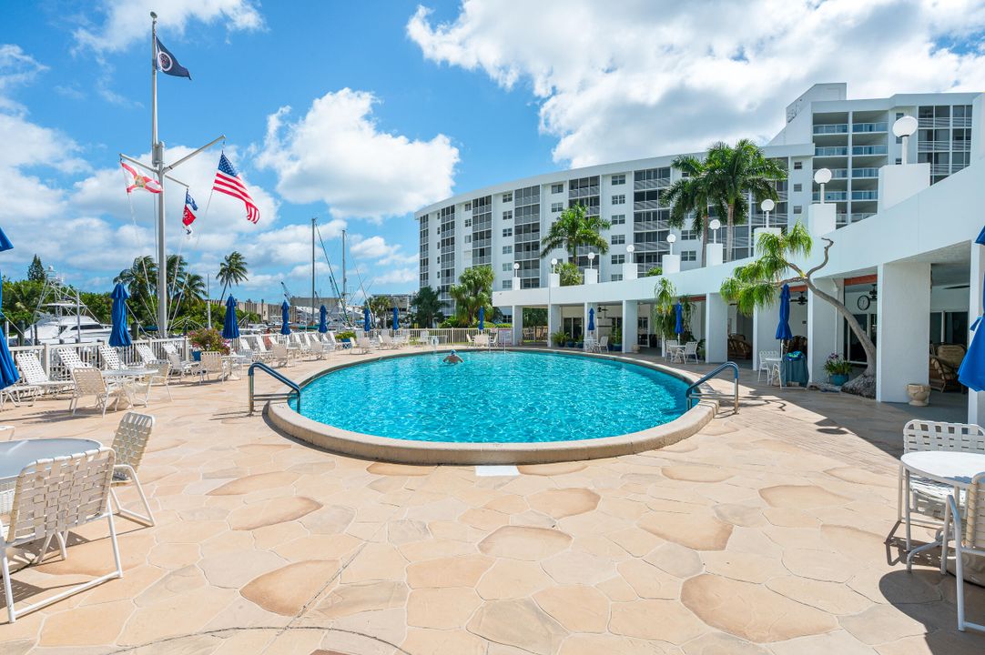 For Sale: $179,000 (1 beds, 1 baths, 710 Square Feet)