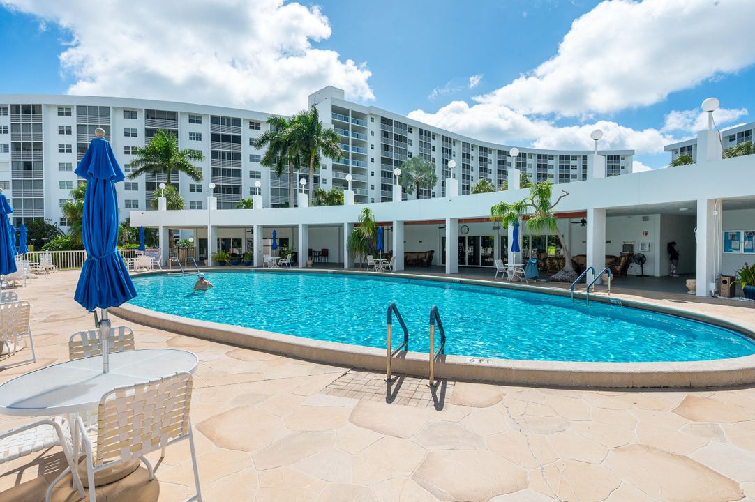 For Sale: $179,000 (1 beds, 1 baths, 710 Square Feet)