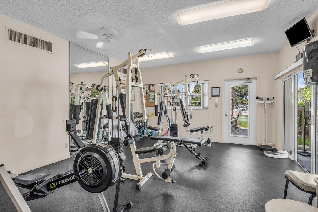 For Sale: $179,000 (1 beds, 1 baths, 710 Square Feet)