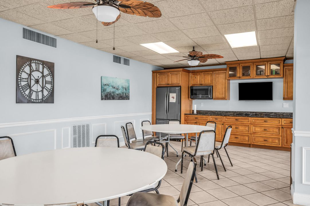 For Sale: $179,000 (1 beds, 1 baths, 710 Square Feet)